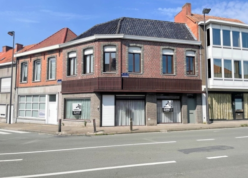 Te renoveren handelsruimte met woongedeelte op topligging  aan 'De Vierhoek' te Tielt!