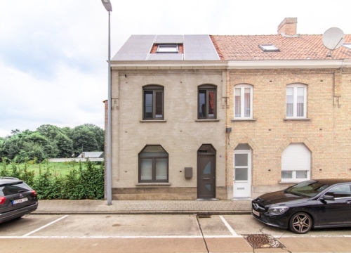 Gerenoveerde woning met 2/3 slaapkamers nabij het centrum van Meulebeke!