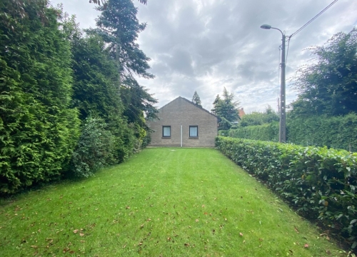 Instapklare open bebouwing met 2 slaapkamers en garage te Gits!