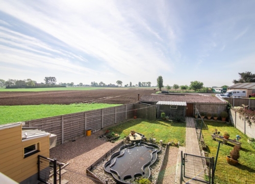 Halfopen bebouwing op commerciële locatie en met tal van mogelijkheden te Tielt!