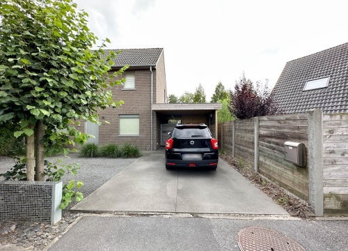 Instapklare HOB met 2 slaapkamers, gezellige tuin en ruime oprit in rustige omgeving te Roeselare!
