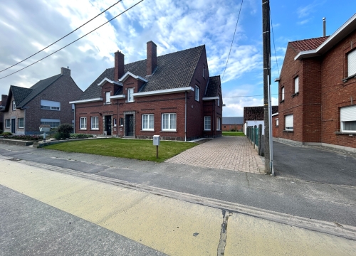 Recent gerenoveerde HOB met 3 slaapkamers, oprit en garage te Oostrozebeke!