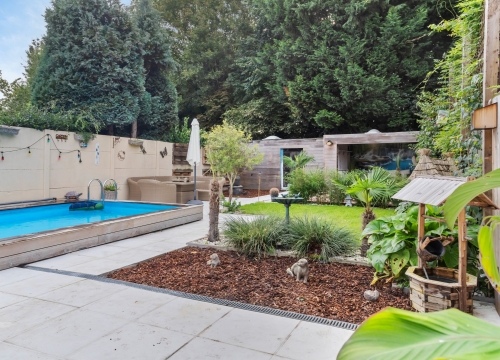 Gerenoveerde woning met unieke tuin en zwembad te centrum Roeselare!