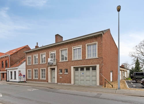 Statige herenwoning met magazijn & 4 slaapkamers in centrum Oostrozebeke!