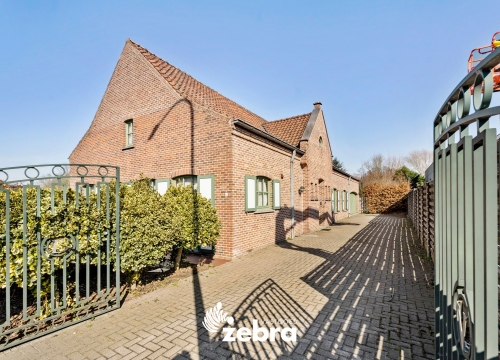 Charmante te renoveren villa met saunahuis in Izegem!