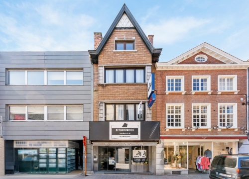 Uitgebreid handelspand met woonst in het hart van Tielt!