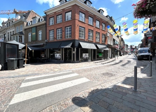 Handelspand met woonst op de Markt van Tielt!