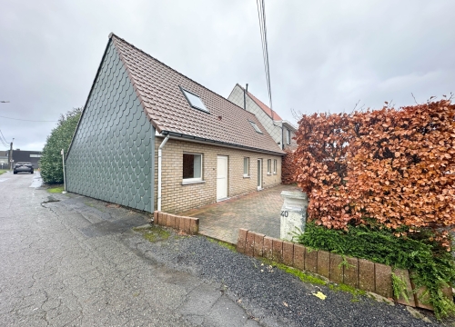 Instapklare HOB met twee slaapkamers & garage te Aalbeke!
