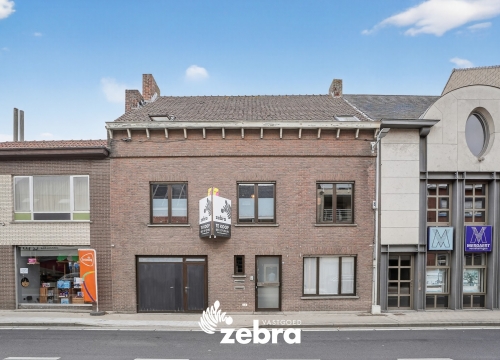 Zeer ruime woning met inpandige garage te koop in Staden!