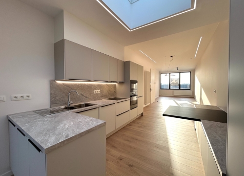 Volledig gerenoveerd duplex-appartement met 3 ruime slaapkamers te centrum Tielt!