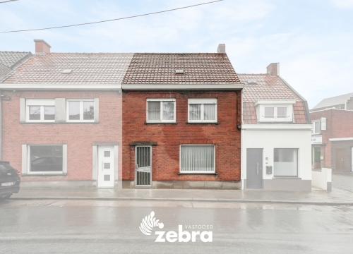 Te renoveren stadswoning met aparte garage in centrum Tielt.