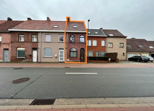 Karaktervolle rijwoning met tuin en garage te Izegem!