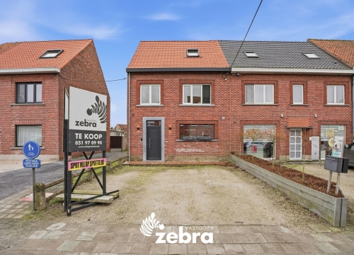Halfopen bebouwing met uitweg en carport in het hartje van Zwevezele!