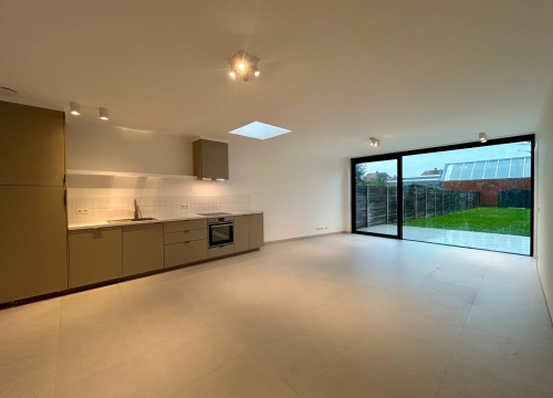 Instapklaar 2-slaapkamer appartement met tuin nabij centrum Tielt!