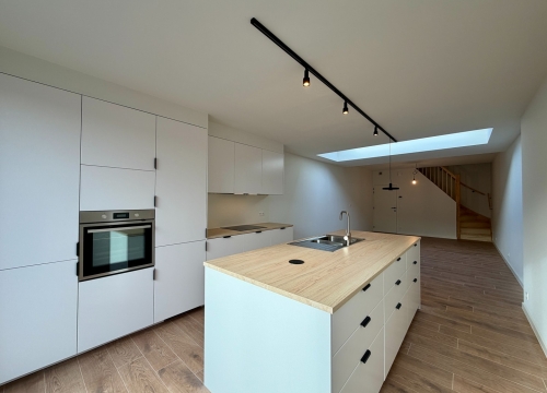 Volledig gerenoveerde woning vlakbij centrum Kortrijk met garage!