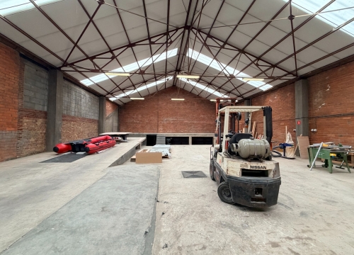 Loods met een oppervlakte van ± 300 m² in centrum Tielt!