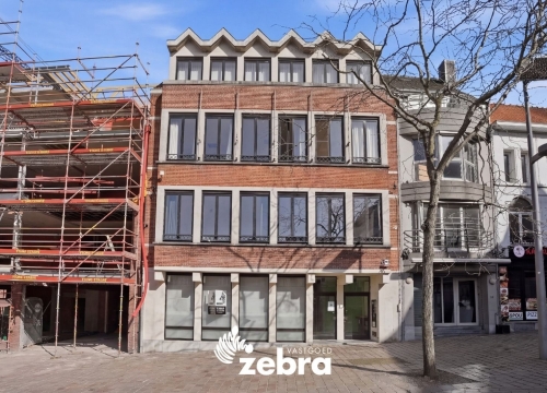 Veelzijdig handelspand met parkeerplaatsen op topligging in centrum Tielt!