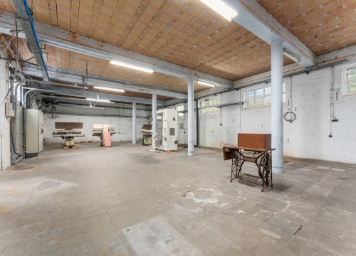Veelzijdige loods/magazijn met extra mogelijkheden te Rumbeke (Roeselare)!