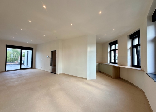 Volledig gerenoveerd 2-slaapkamerappartement met zolder in het hart van Tielt!
