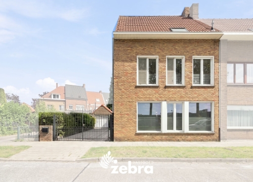 Halfopen bebouwing met drie slaapkamers, ruime zolder en garage in Brugge!