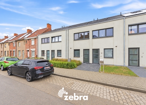 Instapklare woning met achterliggende garage en uitweg!