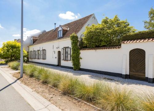 Karaktervolle HOB met 4 slaapkamers & prachtige tuin te Beernem!