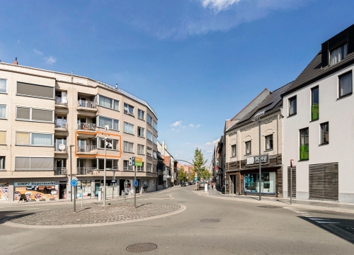 Op te frissen, centraal gelegen appartement met 1 slaapkamer op wandelafstand van de markt van Roeselare!