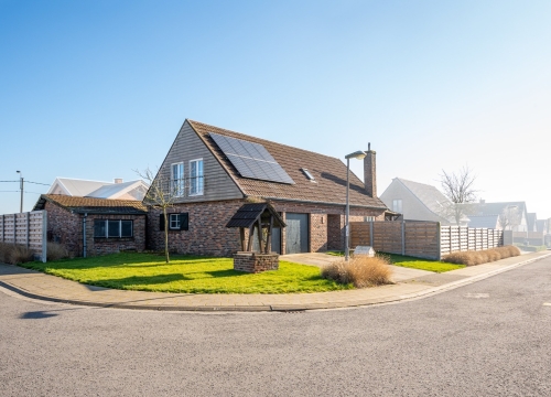 Instapklare vrijstaande woning met 3 slaapkamers, garage en zuidgerichte tuin te Nieuwkerke!