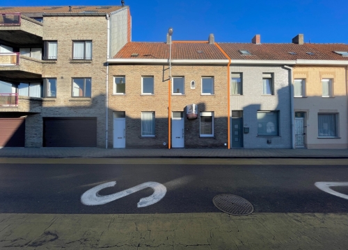 Gerenoveerde woning met 2 slaapkamers, terras, garage & staanplaats te Roeselare!