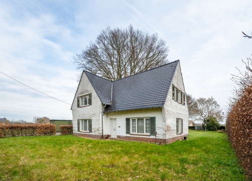 Te renoveren villa op een groot perceel te Oostkamp!