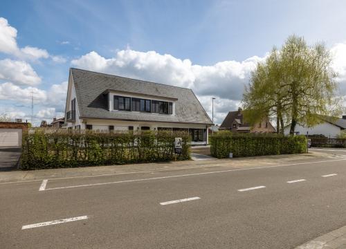 Ruime, gerenoveerde woning met 4 slaapkamers met grote garage/opslagruimte (100m²) op rustige locatie te Oostrozebeke!