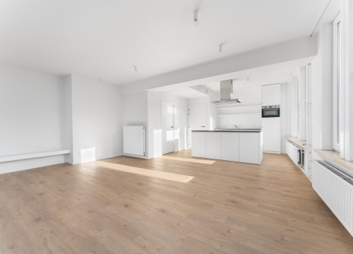 Volledig gerenoveerd appartement met 2 slaapkamers & garage in centrum van Tielt