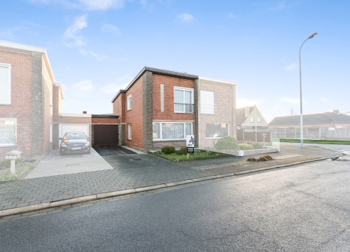 Halfopen woning nabij centrum Oostrozebeke!