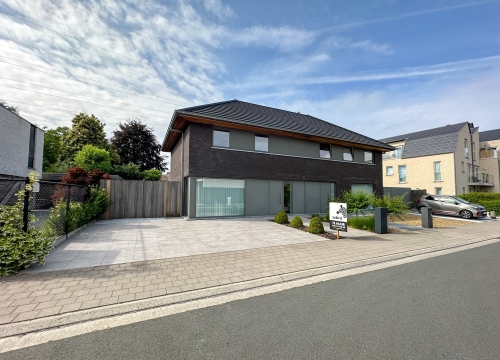 Recente HOB met 3 slaapkamers, polyvalente ruimte, gezellige tuin en oprit te Rumbeke (Roeselare)!