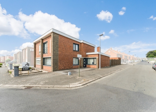 Instapklare HOB met 3 slaapkamers en garage te Oostrozebeke!