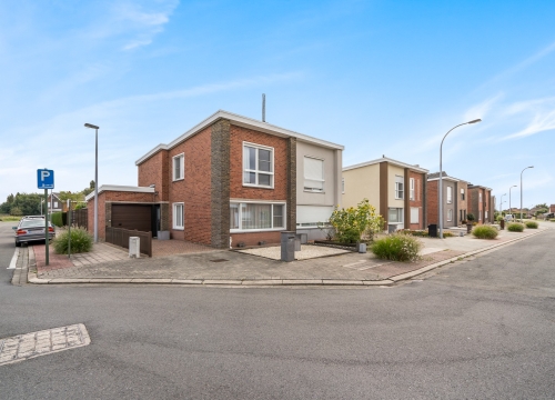 Ruime HOB met 3 slaapkamers & garage te Oostrozebeke!