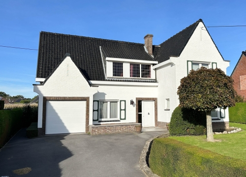 Vrijstaande woning met 4 slaapkamers, garage & ruime oprit te Aarsele (Tielt)!