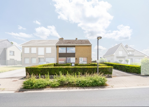 Halfopen bebouwing met 3 slaapkamers, aparte garage en ruime oprit te Zwevezele!