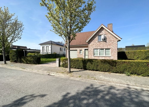 Instapklare & vrijstaande woning met 4 kamers op rustige locatie te Deerlijk!