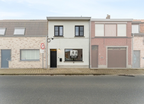Volledig gerenoveerde woning met 3 slaapkamers, parkeerplaats & uitweg te Izegem!