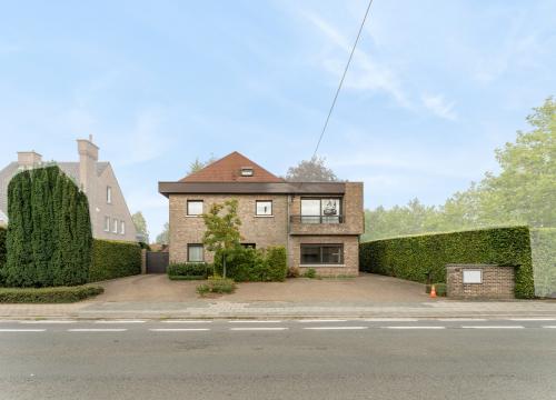 Praktijkruimte en exclusieve vrijstaande woning met diverse mogelijkheden vlakbij centrum Roeselare!