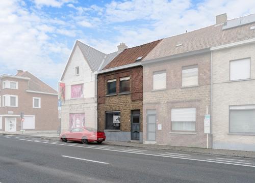 Op te frissen woning met 4 slaapkamers & garage op een centrale ligging te Bissegem!