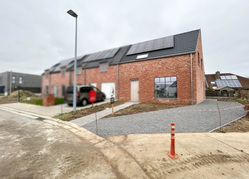 Halfopen nieuwbouwwoning in een doodlopende straat te Roeselare!