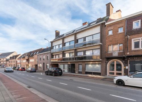 Centraal gelegen handelspand/appartement met garage te Sint-Eloois-Vijve!