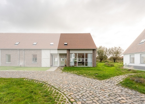 Gerenoveerde woning met garage op een unieke locatie te Oostkamp!