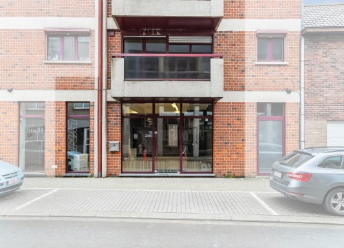 Handelspand met parkeermogelijkheid op topligging te centrum Roeselare!