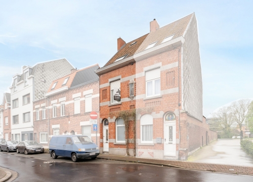 Instapklare woning te centrum Roeselare met 4 kamers en diepe tuin!