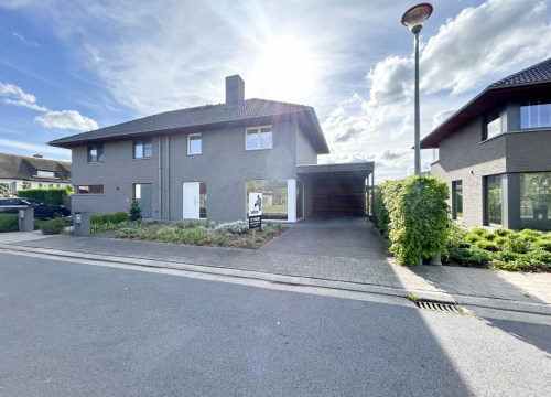 Recente HOB met 3 slaapkamers, tuin & oprit op gunstige locatie te Roeselare!