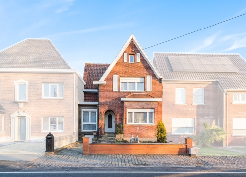 Charmante woning met 3 slaapkamers, garage & uitweg in centrum Oostrozebeke!