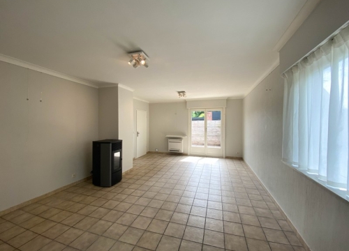 Instapklare open bebouwing met 2 slaapkamers en garage te Gits!